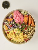 DQL sallad med grillad kyckling & rödbetshummus | Panini Internazionale